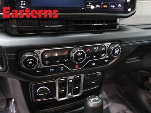 Used 2025 Jeep Wrangler Unlimited Sahara AWD/4WD image 20