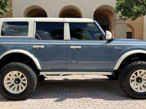 Used 2025 Ford Bronco Outer Banks AWD/4WD image 2