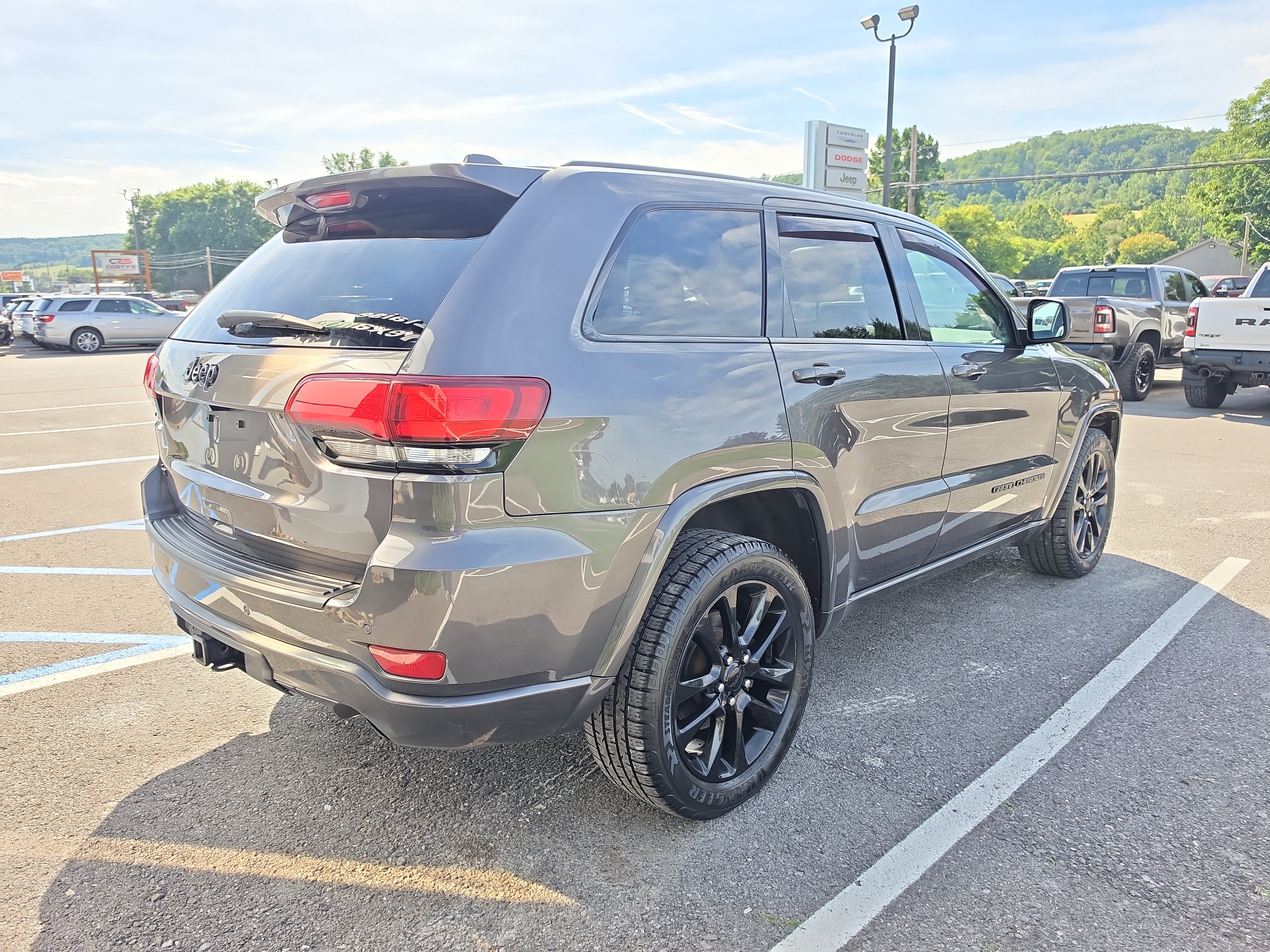 Used 2020 Jeep Grand Cherokee Altitude AWD/4WD image 3