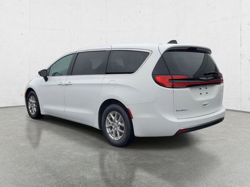 Used 2024 Chrysler Pacifica Touring-L FWD image 5