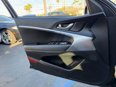 Used 2025 Genesis G70 2.5T image 13