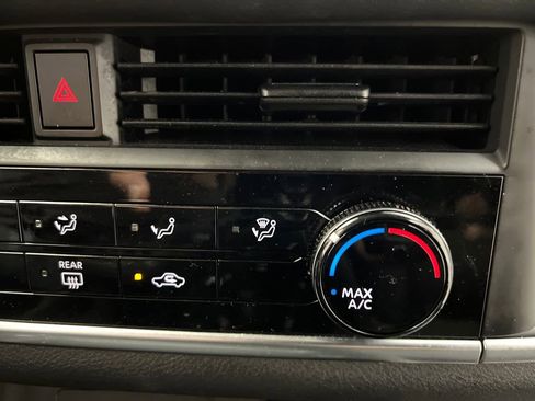 Used 2024 Nissan Rogue S FWD image 47