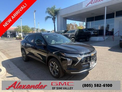 Used 2025 Chevrolet Trax LT FWD image 1