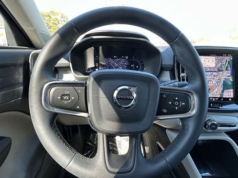 Used 2023 Volvo XC40 B5 Plus w/ Protection Package Premier image 19