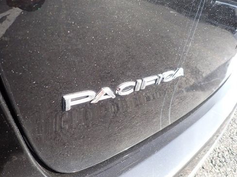 Used 2023 Chrysler Pacifica Touring-L image 6