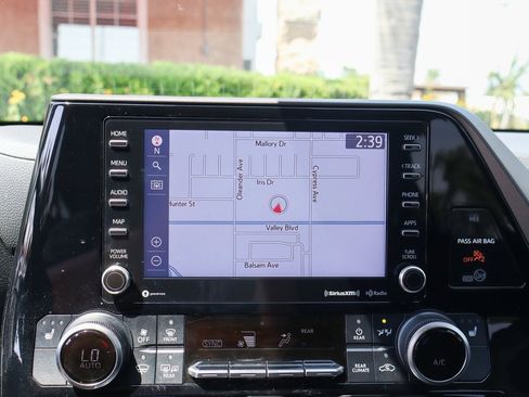 Used 2020 Toyota Highlander XLE image 30