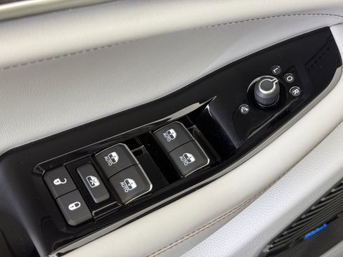 Used 2022 Jeep Grand Cherokee Overland w/ Adv Protech Group III image 15