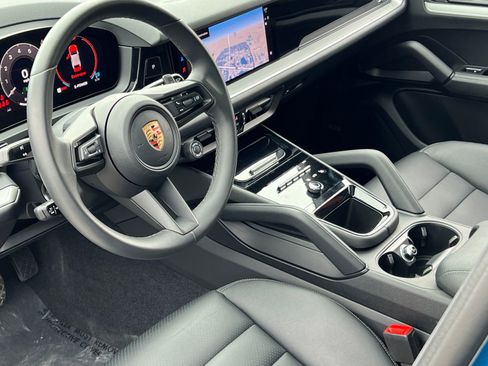 Certified 2024 Porsche Cayenne w/ Premium Package AWD/4WD image 4
