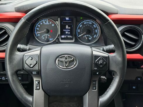 Used 2018 Toyota Tacoma TRD Sport image 10