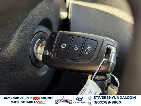 Certified 2025 Hyundai Venue SE image 30