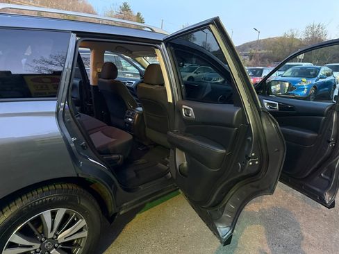 Used 2019 Nissan Pathfinder SV AWD/4WD image 16