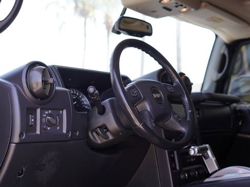 Used 2005 HUMMER H2 SUT w/ Preferred Equipment Group AWD/4WD image 9