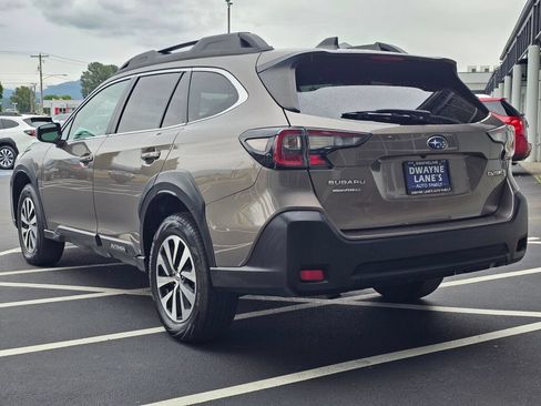 Used 2024 Subaru Outback Premium AWD/4WD image 3
