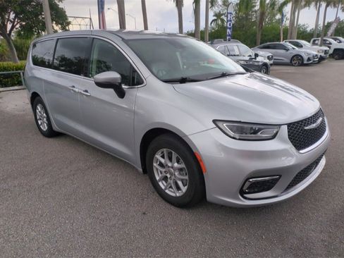 Used 2023 Chrysler Pacifica Touring-L image 2