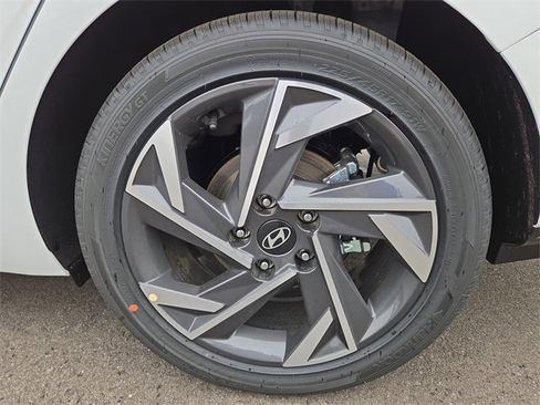 New 2025 Hyundai Elantra Limited image 32