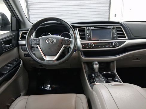 Used 2019 Toyota Highlander XLE image 4