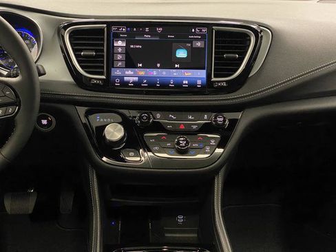 New 2026 Chrysler Pacifica Limited w/ S Appearance Package AWD/4WD image 9