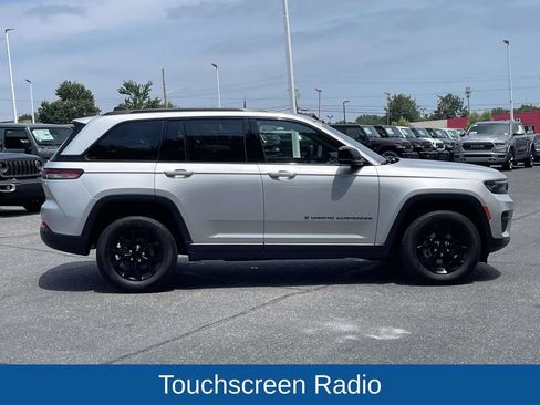Used 2025 Jeep Grand Cherokee Altitude AWD/4WD image 10