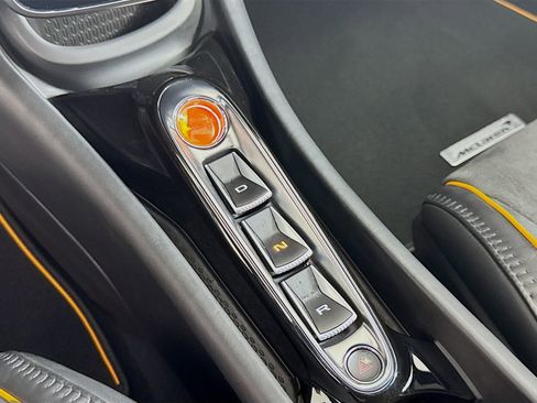 Used 2025 McLaren Artura Spider image 14