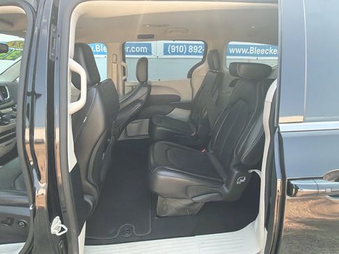 Used 2024 Chrysler Pacifica Touring-L FWD image 31