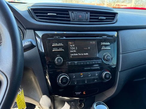 Used 2017 Nissan Rogue S image 18