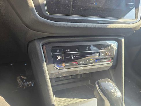 Used 2022 Volkswagen Tiguan SE image 28