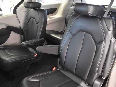 Used 2024 Chrysler Pacifica Touring-L FWD image 7