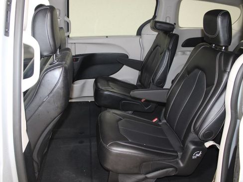 Used 2024 Chrysler Pacifica Touring-L FWD image 22