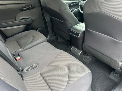 Used 2021 Toyota Highlander LE image 18