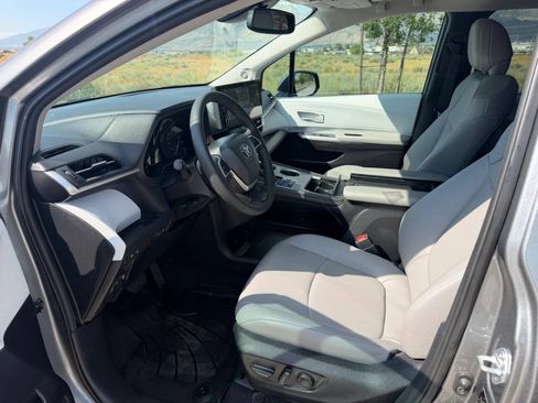 Used 2026 Toyota Sienna XLE FWD image 14