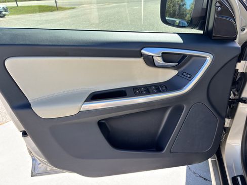 Used 2017 Volvo XC60 T6 Dynamic w/ Preferred Option Package image 19