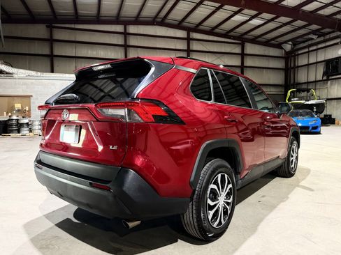 Used 2020 Toyota RAV4 LE FWD image 5