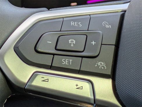 Used 2023 Volkswagen Tiguan SE R-Line image 28