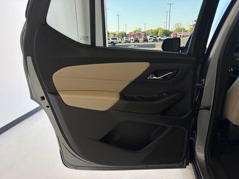 Used 2023 Chevrolet Traverse LS FWD image 27