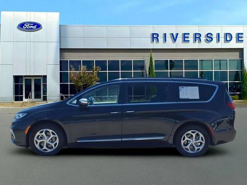 Used 2023 Chrysler Pacifica Limited FWD image 4