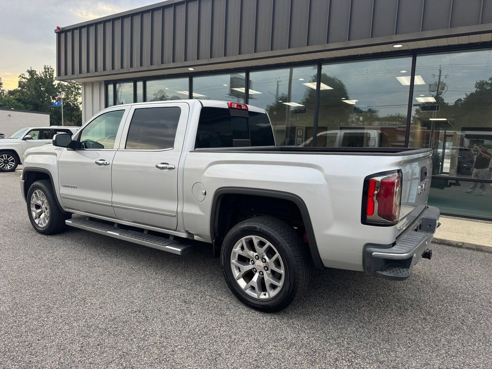 Used 2018 GMC Sierra 1500 SLT AWD/4WD image 4