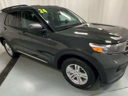 Used 2024 Ford Explorer XLT AWD/4WD image 2