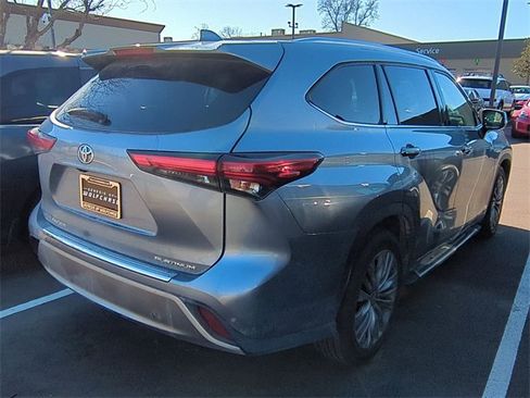 Used 2020 Toyota Highlander Platinum image 4