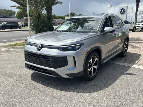 New 2026 Volkswagen Tiguan SE FWD image 3