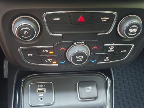 Used 2021 Jeep Compass Latitude FWD image 30
