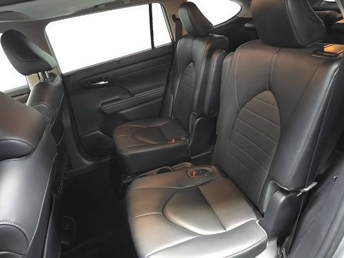 Used 2020 Toyota Highlander XLE AWD/4WD image 34
