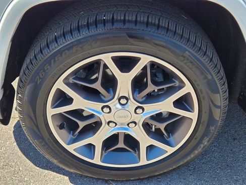 Used 2018 Jeep Grand Cherokee Limited image 12