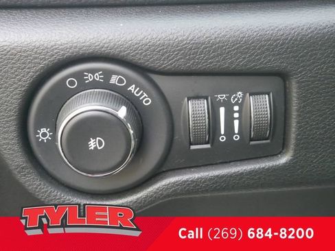 Used 2023 Chrysler Pacifica Limited w/ Uconnect Theater Family Group FWD image 25