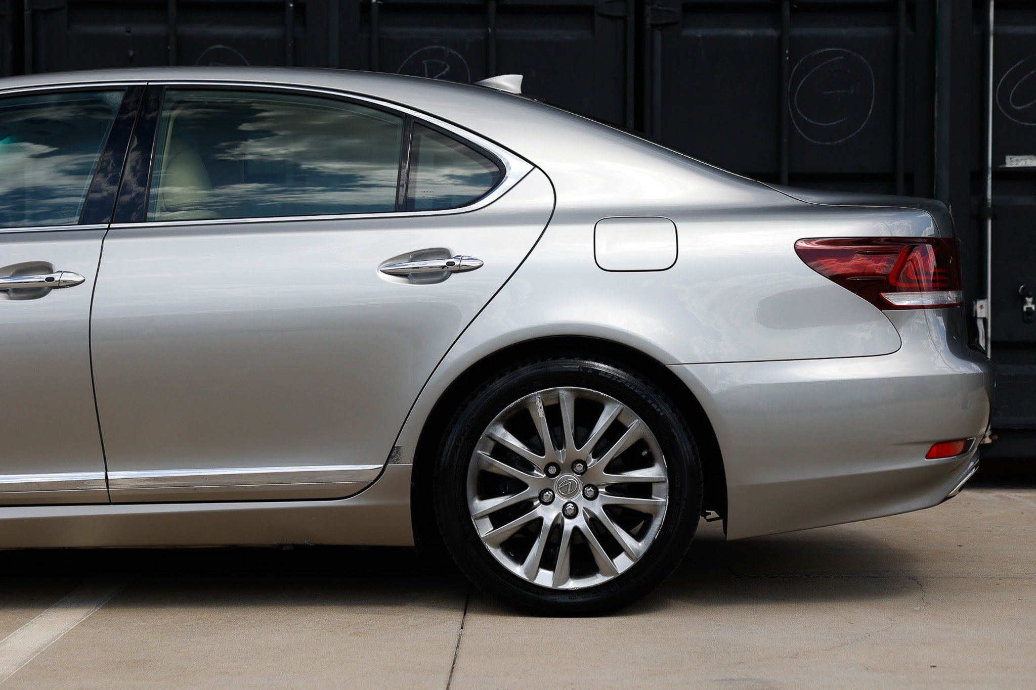 Used 2016 Lexus LS 460 w/ Comfort Package RWD image 32