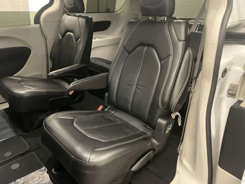 Used 2022 Chrysler Pacifica Touring-L FWD image 17