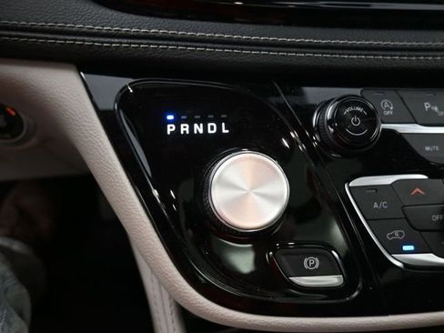 Used 2023 Chrysler Pacifica Limited image 30