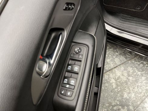 Used 2025 Chrysler Pacifica Select FWD image 7