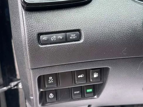 Used 2018 Nissan Rogue SV w/ Premium Package FWD image 19