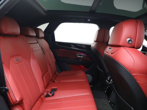 Used 2022 Bentley Bentayga AWD/4WD image 30