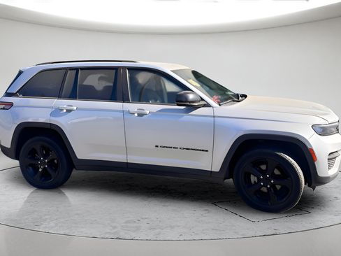 Used 2023 Jeep Grand Cherokee Altitude AWD/4WD image 2